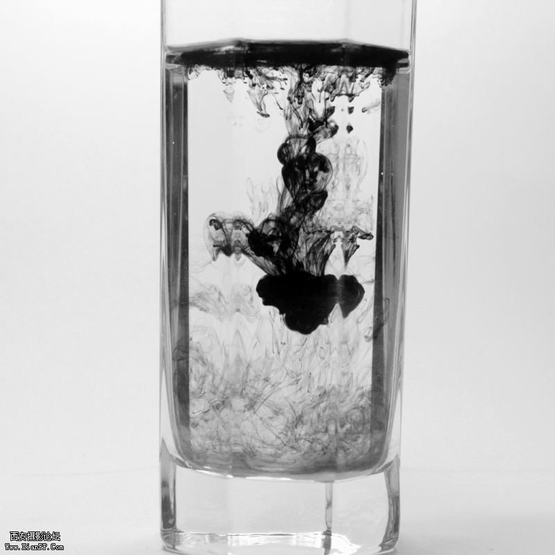 像不像一个踩着陨石从天而降的神