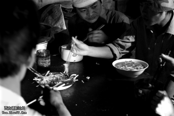 粗茶淡饭，但是他们吃得很香