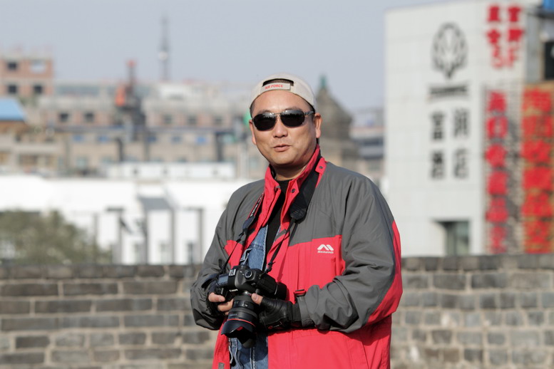 1111  城墙旗袍500d135K。2035L6445_调整大小.JPG