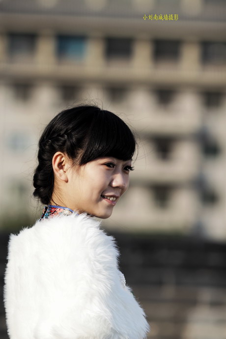 1111  城墙旗袍500d135K。2035L6460_调整大小.JPG