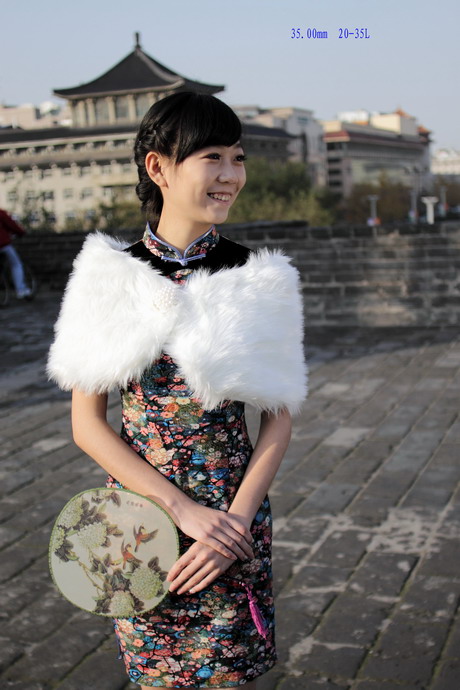 1111  城墙旗袍500d135K。2035L6464_调整大小.JPG