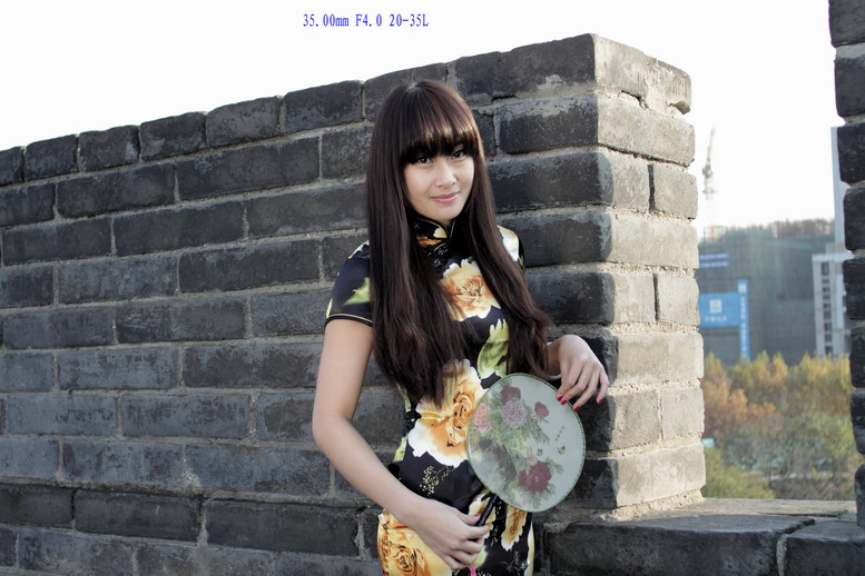 1111  城墙旗袍500d135K。2035L6474_调整大小.JPG