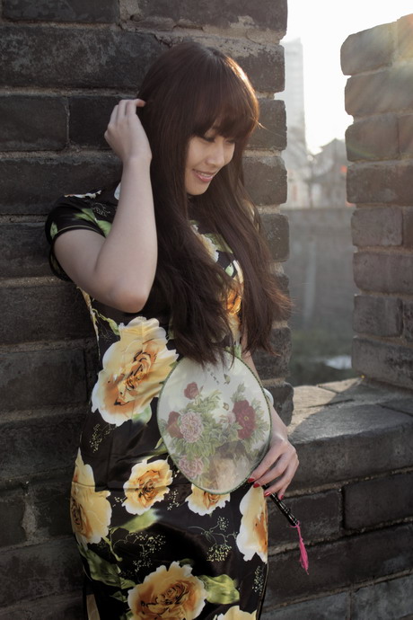 1111  城墙旗袍500d135K。2035L6479_调整大小.JPG