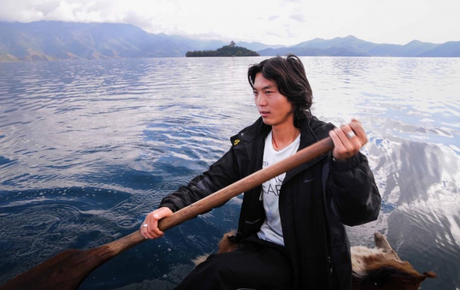 2010.10-乘船上湖心岛，船夫接送.jpg.popup.jpg