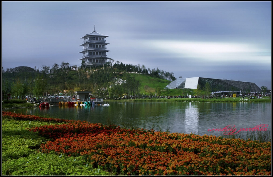1天色恬淡塔玲珑，碧水静谧花吐艳。