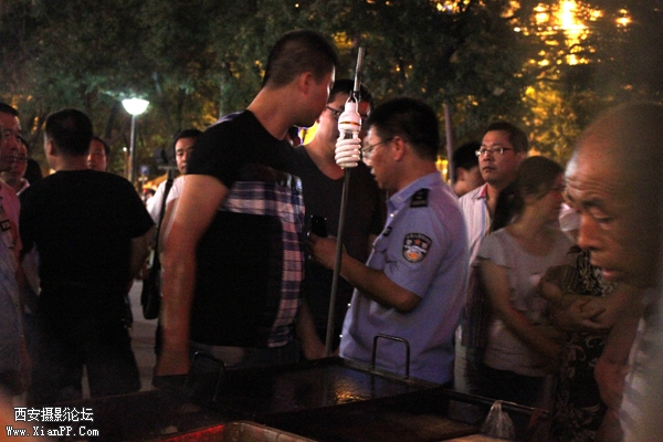 警察对他问话.JPG