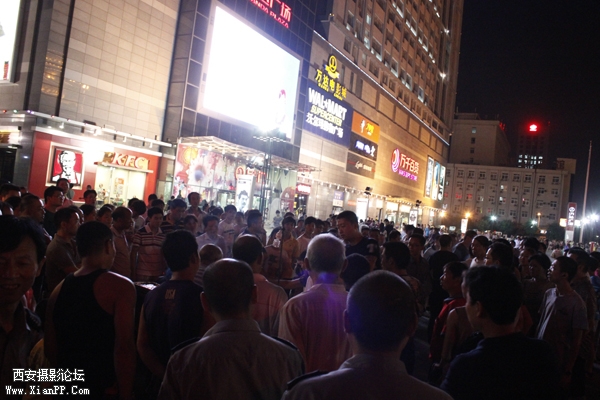 围观人数越来越多.JPG