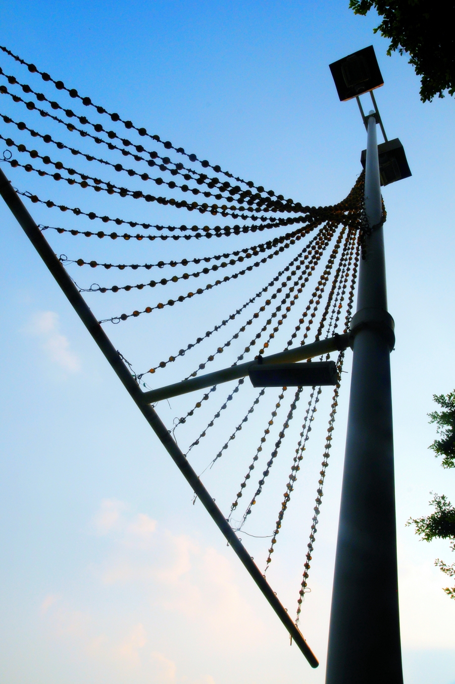 给人们带来光明的不是摩天轮，而是那高高的灯塔。