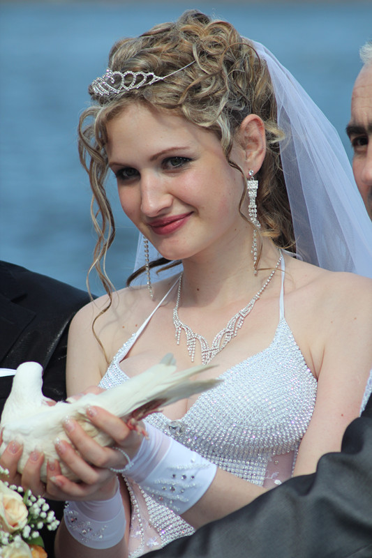 到处拍婚纱的新娘