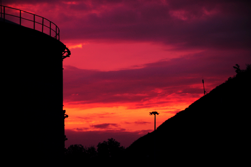 晚霞映储罐.jpg