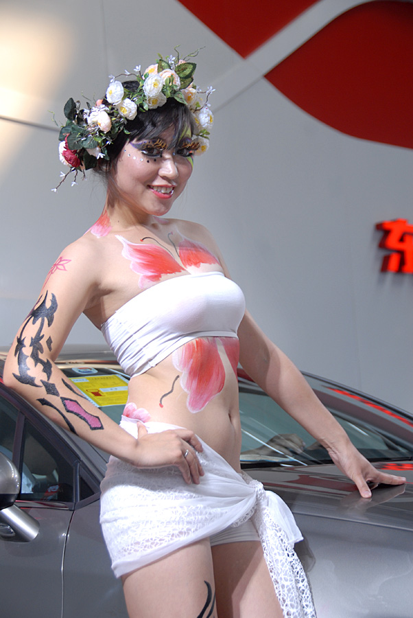人体彩绘车模.jpg