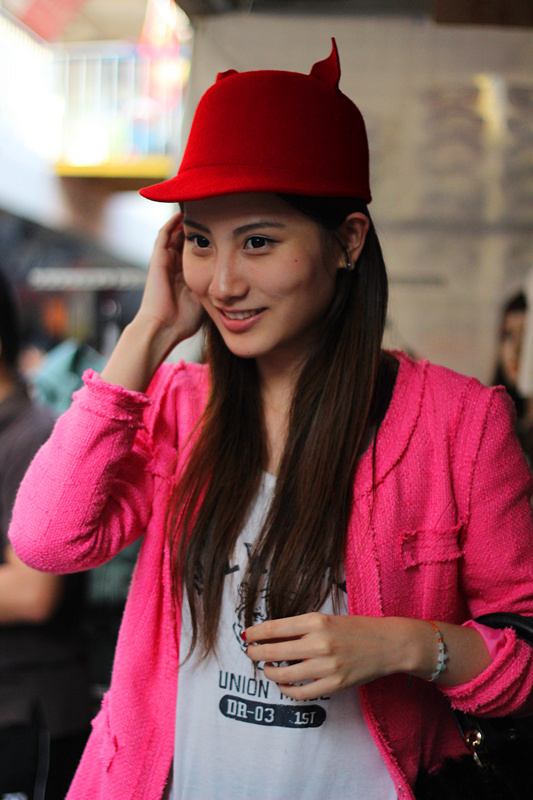 戴牛头帽子的小妹.jpg