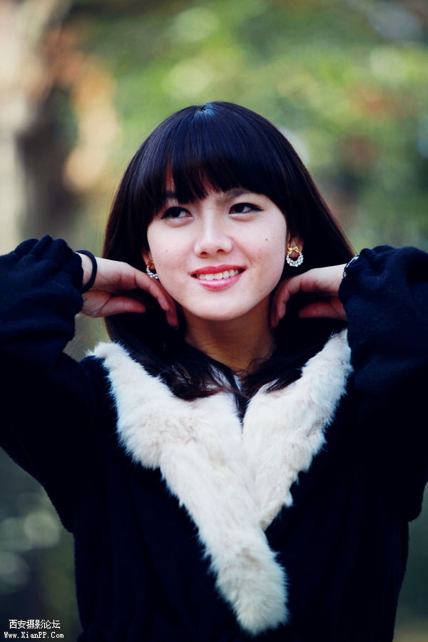 就是表情有点不自然