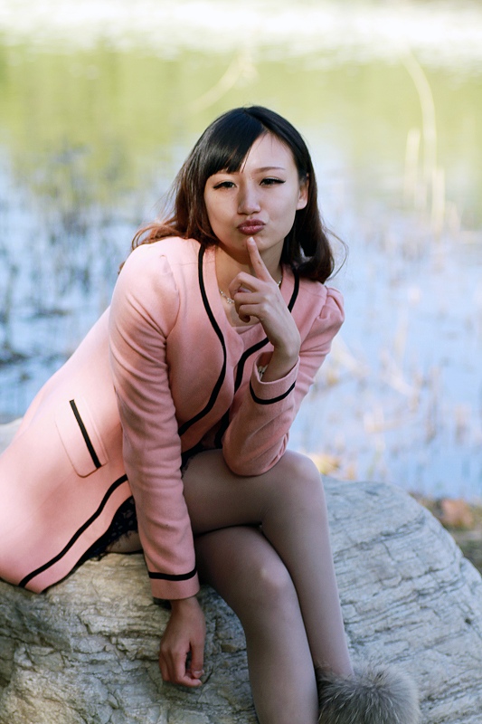  南湖秋色映佳人 