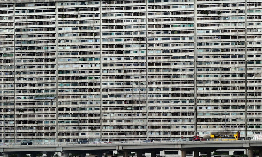 13、2010年8月17日，一辆公交车正经过香港高速公路前的居民区。.jpg