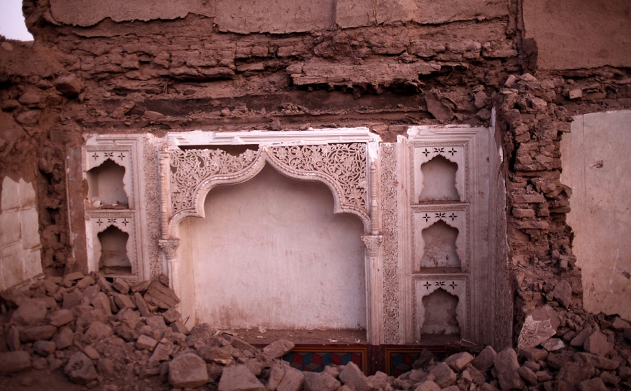 41、 2011年8月4日，新疆省喀什格尔市，老城区拆除后房屋内壁的残迹。.jpg