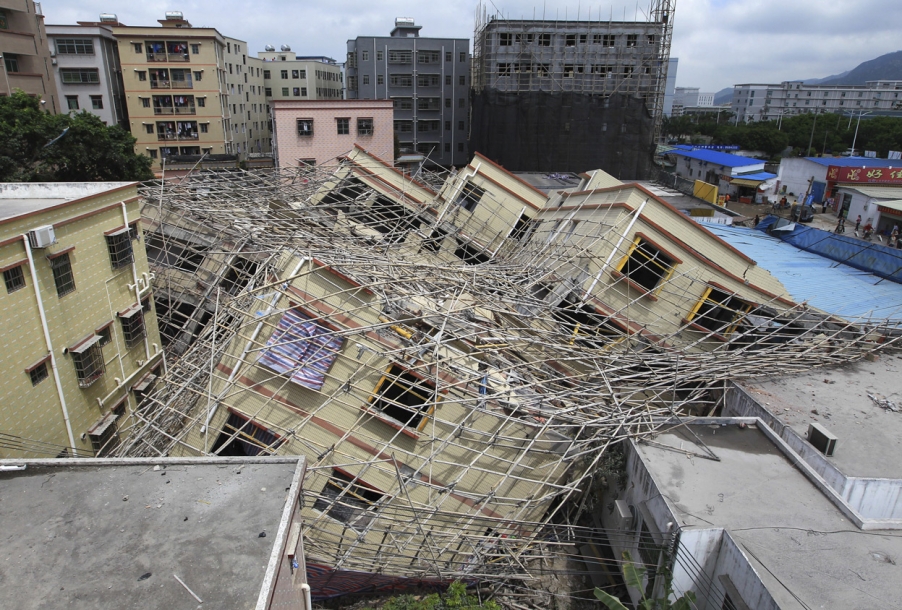 44、 2011年3月21日，广东省珠海市一栋倒塌的房屋。这座在建的7层高楼房，在商店附近倒.jpg