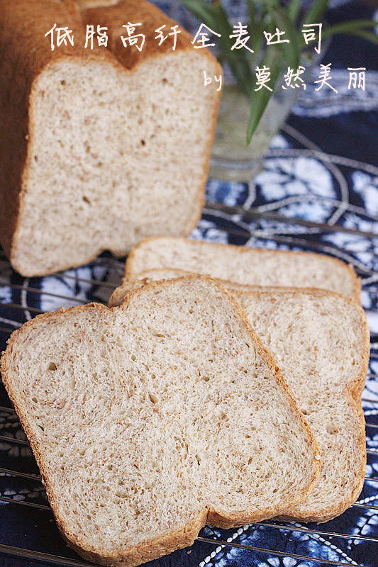 今天凌晨新鲜出炉的全麦吐司