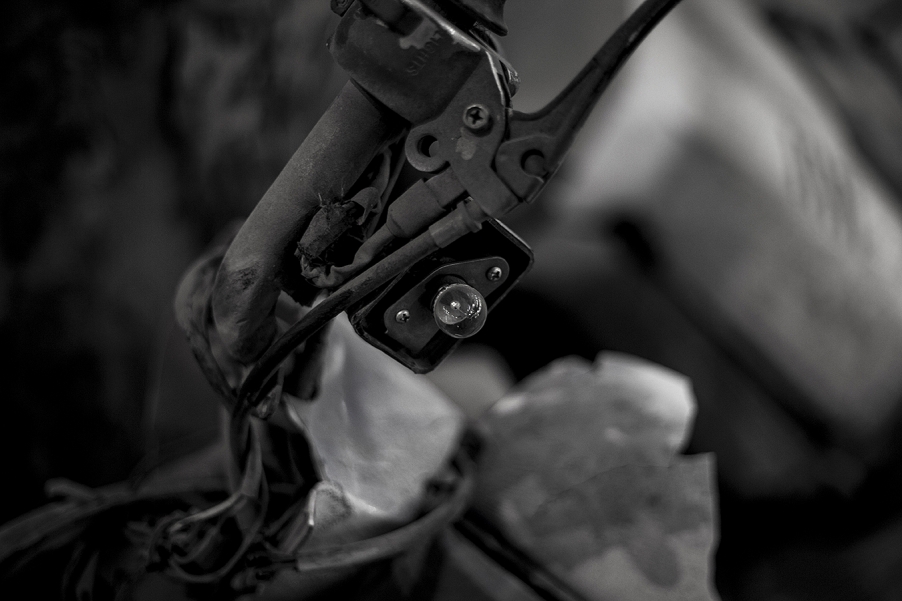 保它的 灯罩也没了 孤独地看着外面的世界