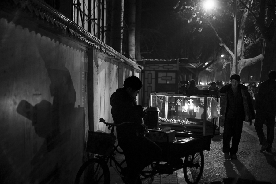 面对寒冷  也许此时给自己找点乐子是个不错的选择   现在太多的人都是低着头看世界