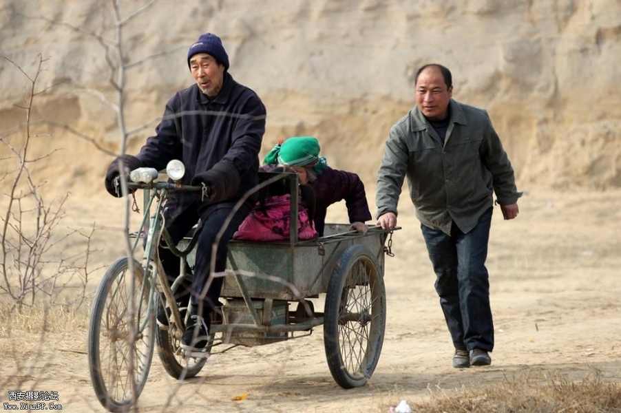 四里八乡的农民忙赶会 (1).jpg