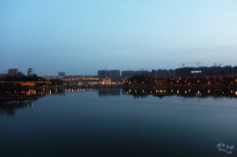 夜色南湖.jpg