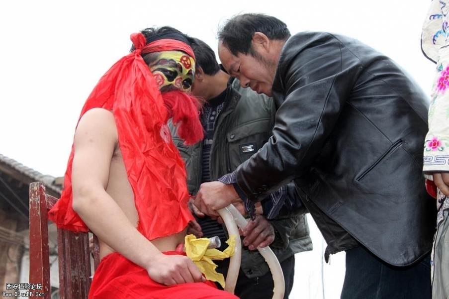 民间艺人正在装扮“血故事‘的情景 (4).jpg