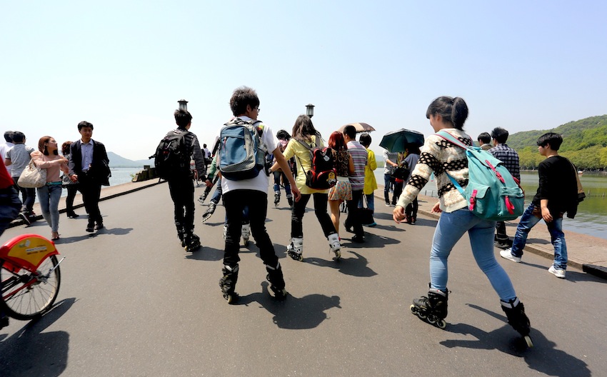 7一群滑轮爱好者滑过西湖白堤.JPG