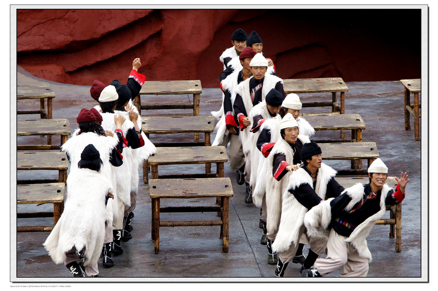 当地少数民族的精彩表演