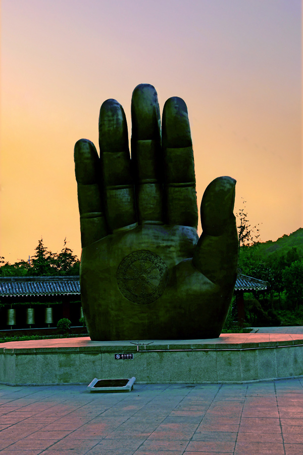 19-佛手印（佛掌的印相为“施无畏印”，寓意驱除众生痛苦，抚慰众生心灵，令众生无畏无惧）.jpg