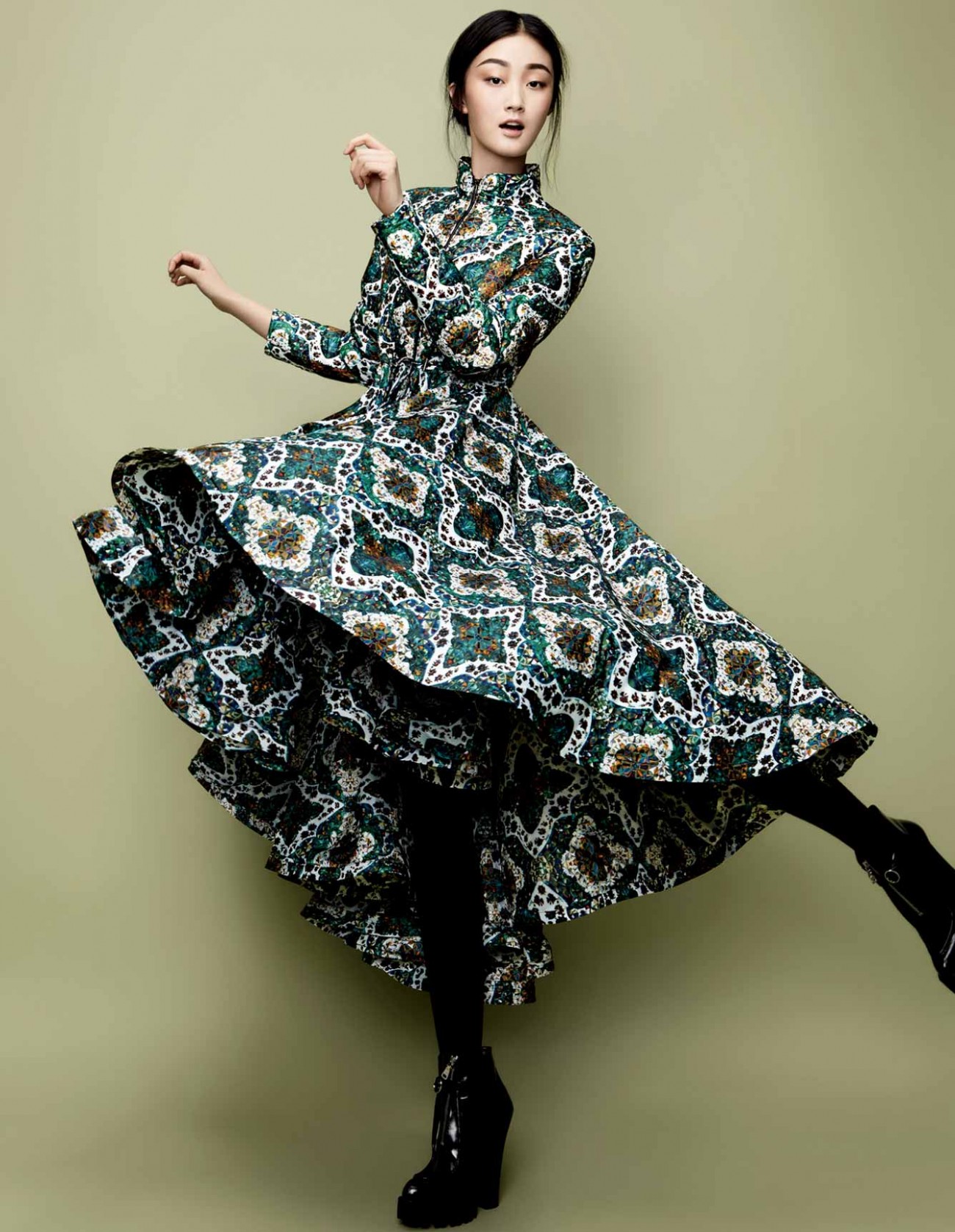 Lili-Ji-by-Wang-Cong-for-Vogue-China-October-2013-In-Vogue_02.jpg
