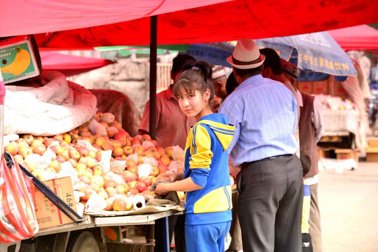 卖水果的维吾尔小姑娘