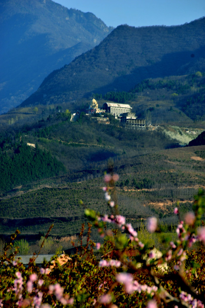 桃花盛开的 山村 (9).jpg