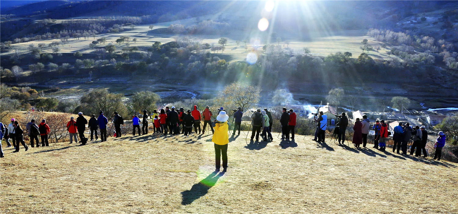 我的摄影我的团团影坝上创作情景 董祥宇摄.jpg