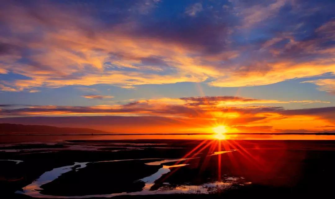 《日落青海湖》     张彧    摄.jpg