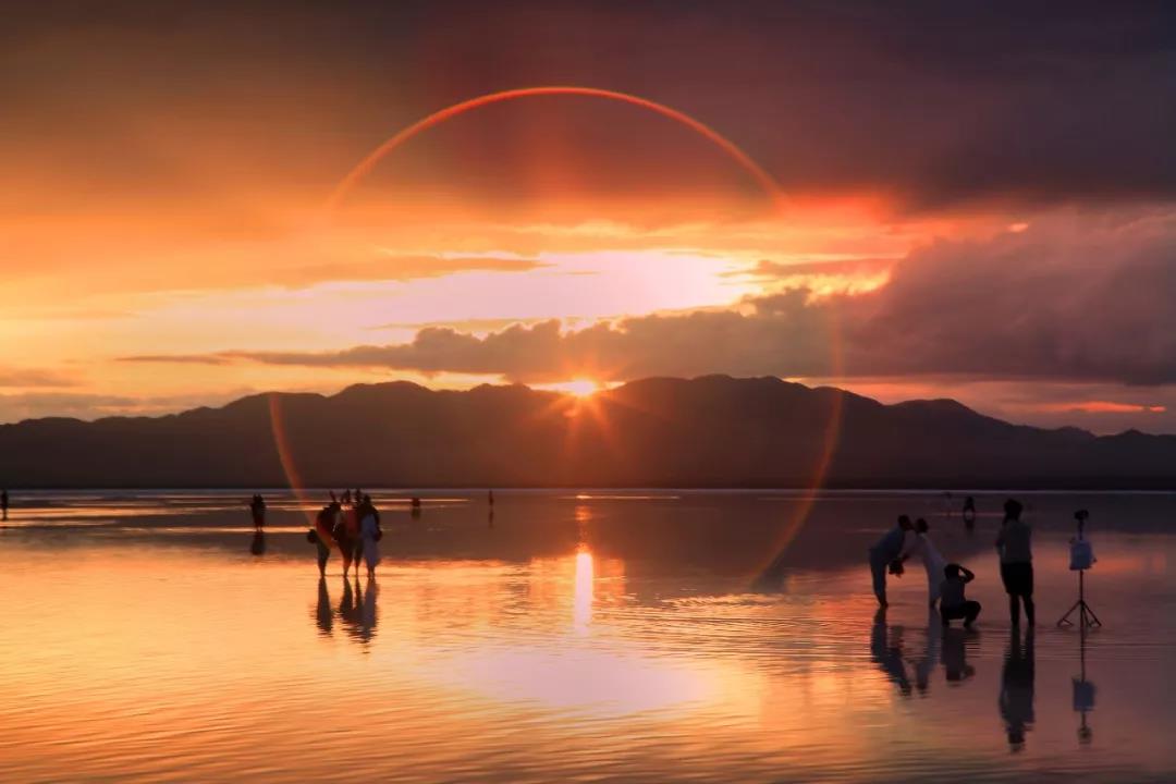 《夕照茶卡盐湖》     沈文华    摄.jpg