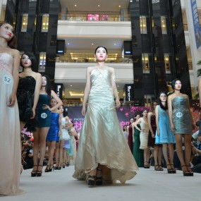 T台佳丽们的走秀瞬间