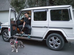 摄影助手帮我拍的，我和恶霸