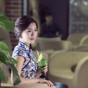 咖啡馆拍化妆师