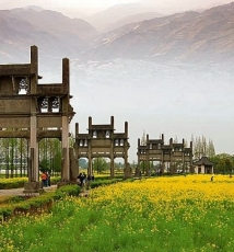 春在石潭云海间