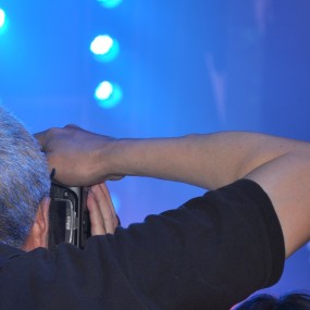 爱拍美女的老者