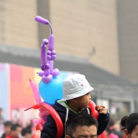 庙会上流行的彩帽