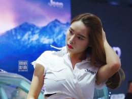 拨弄秀发的美模