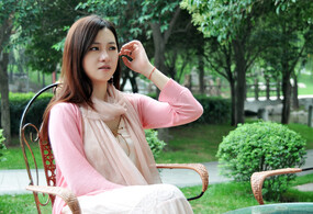 美丽姑娘补妆时的状态