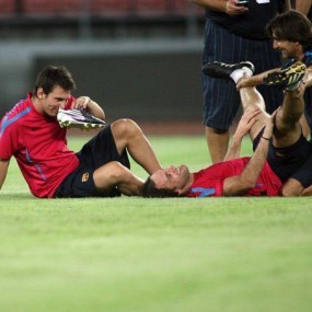 梅西训练兴奋玩儿恶作剧 极品臭鞋熏翻队友