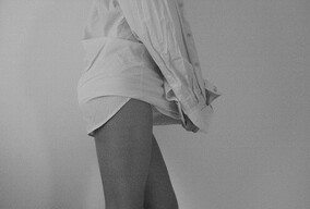 女人与大衬衫（黑白风格）