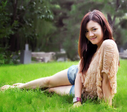 草地上的清纯小丫头