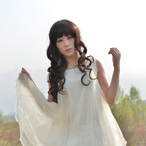 一个踏青的女孩