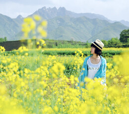 油菜花丛中的姑娘
