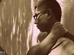 他不羁的脸像天色将晚